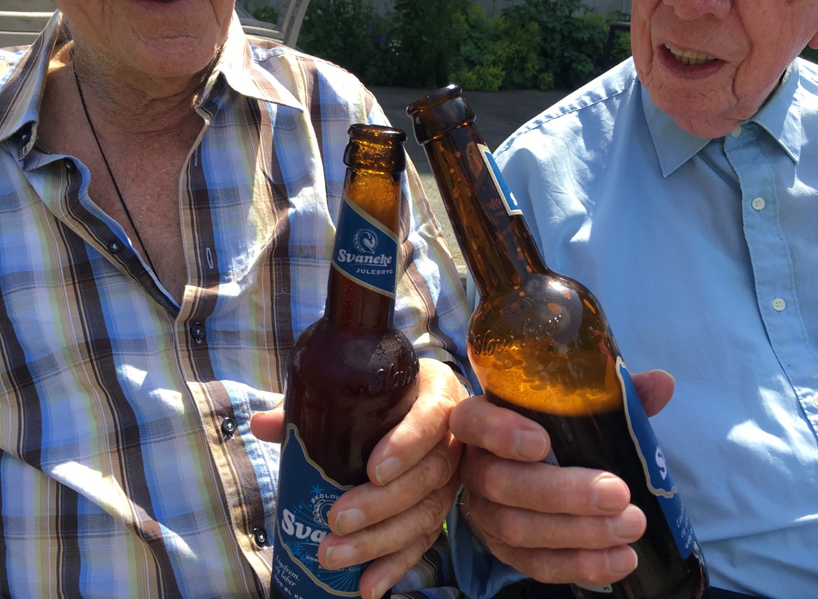 Ældre mennesker, der drikker øl