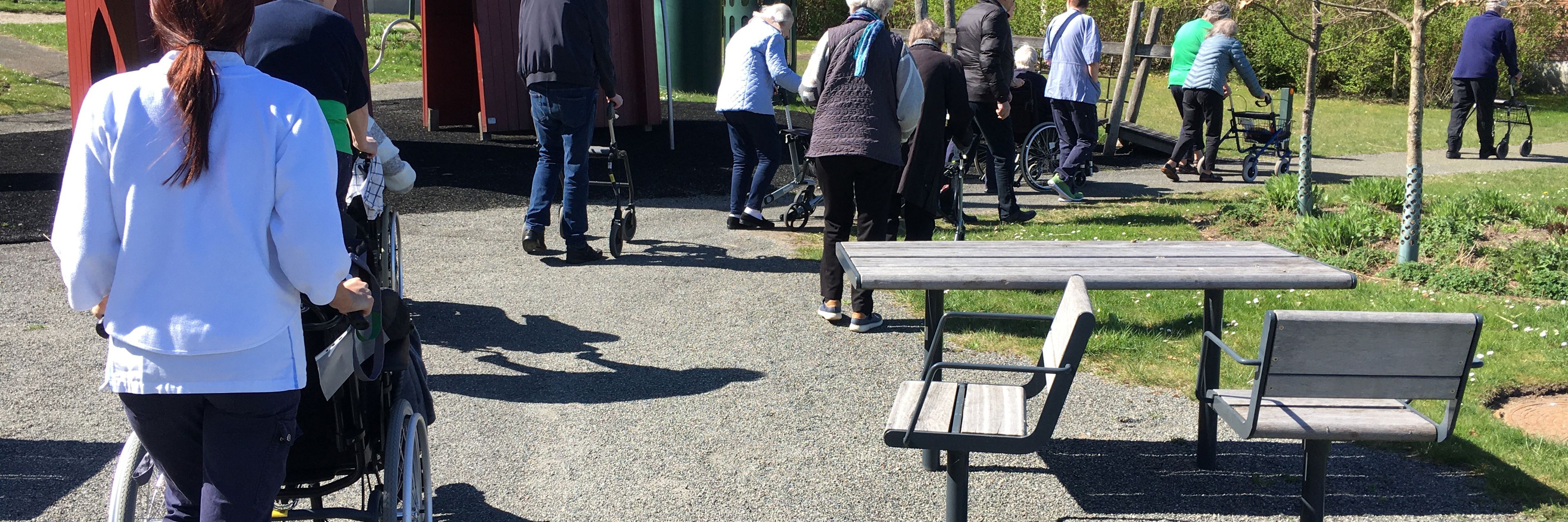 Gåtur rundt om Plejecenteret