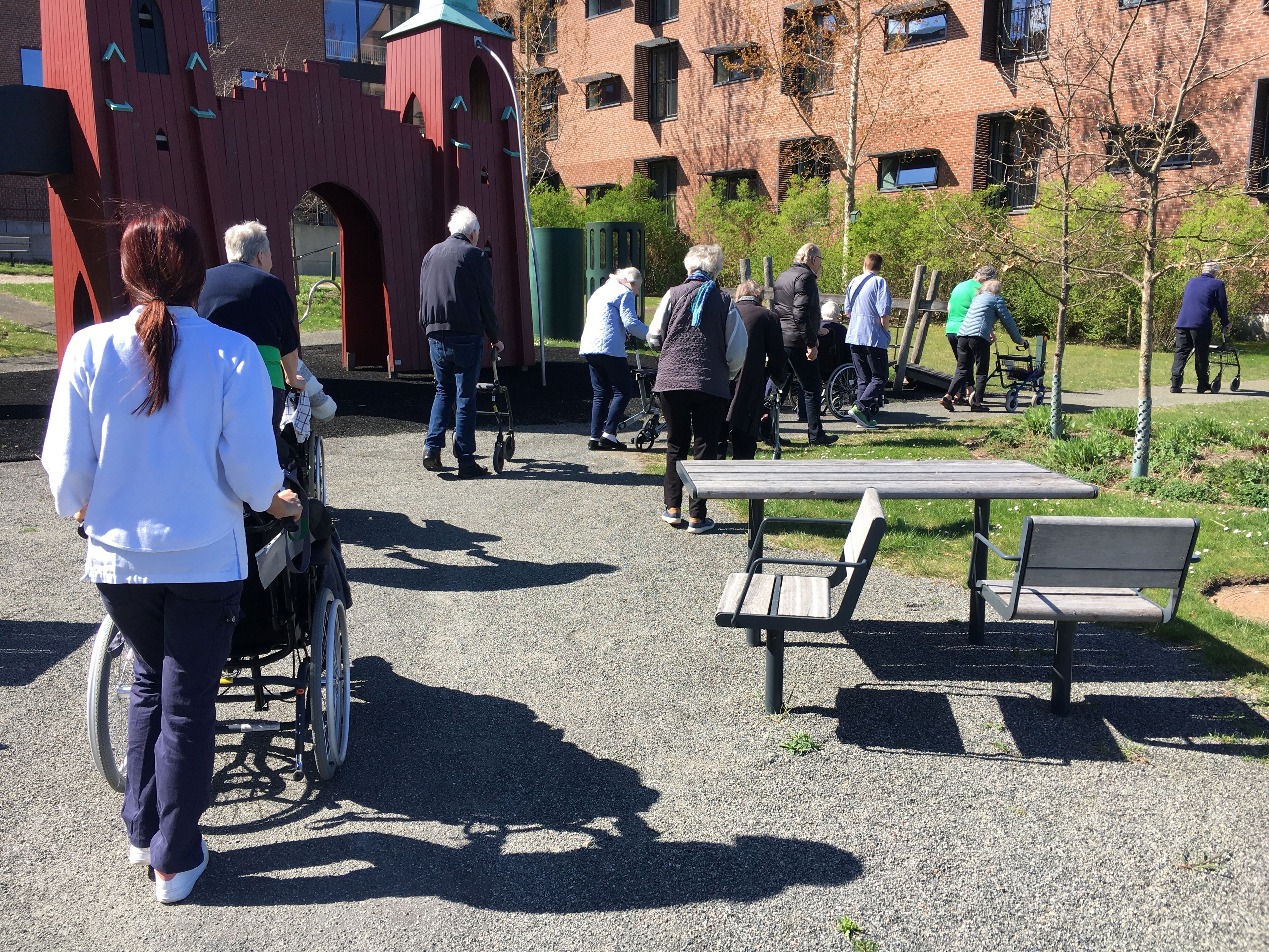 Gåtur rundt om Plejecenteret