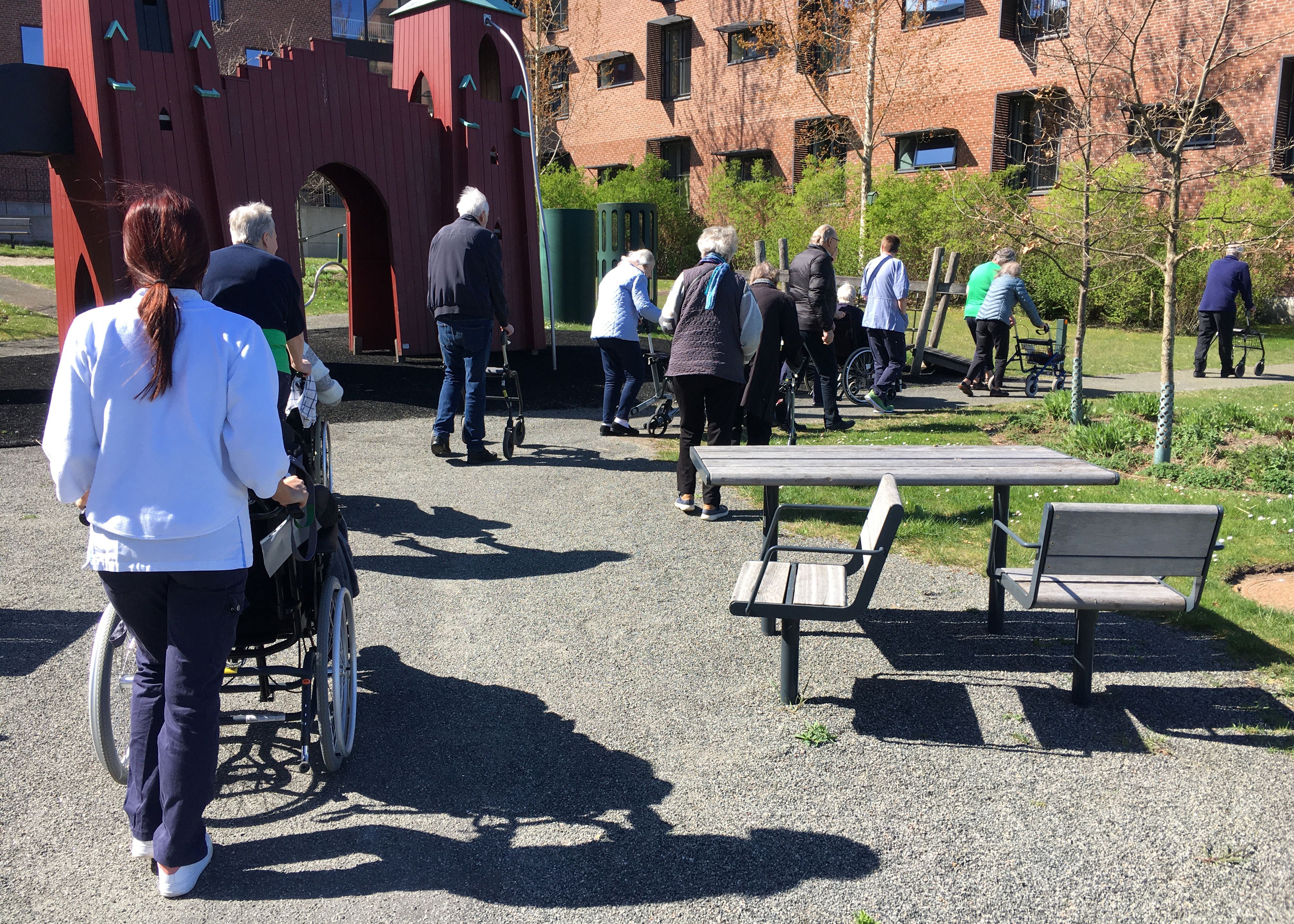 Gåtur rundt om Plejecenteret